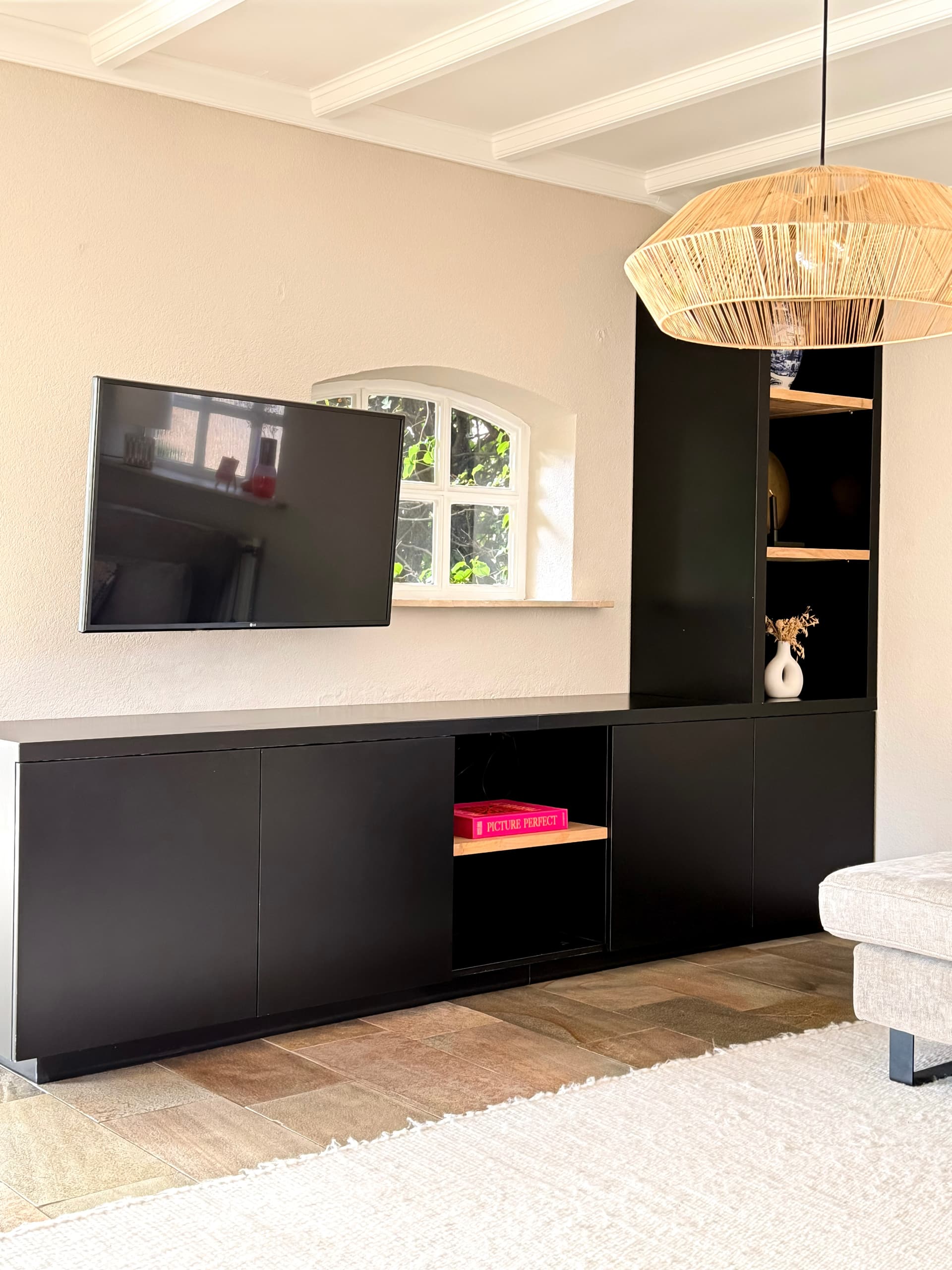 Zwart maatwerk tv-meubel in een woonkamer